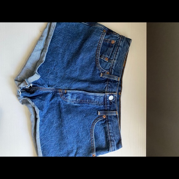 LEVIS SHORTS SIZE 28 - Picture 3 of 3